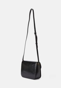 Svart läders crossbody-väska med en slät textur, rektangulär form, justerbar axelrem och detaljer i guldton.