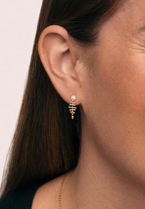 Orecchini in oro caratterizzati da un orecchino a perno con dettagli di diamante e un design a pendente con dettagli rigati, che presenta un charm a forma di goccia.