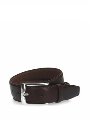 Bruine leren riem met een zilveren metalen gesp, een gladde textuur en meerdere verstellingsgaten voor een aanpasbare pasvorm.