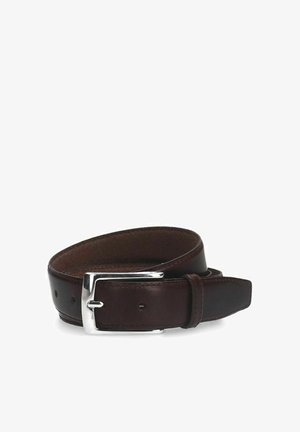 Bruine leren riem met een zilveren metalen gesp, een gladde textuur en meerdere verstellingsgaten voor een aanpasbare pasvorm.