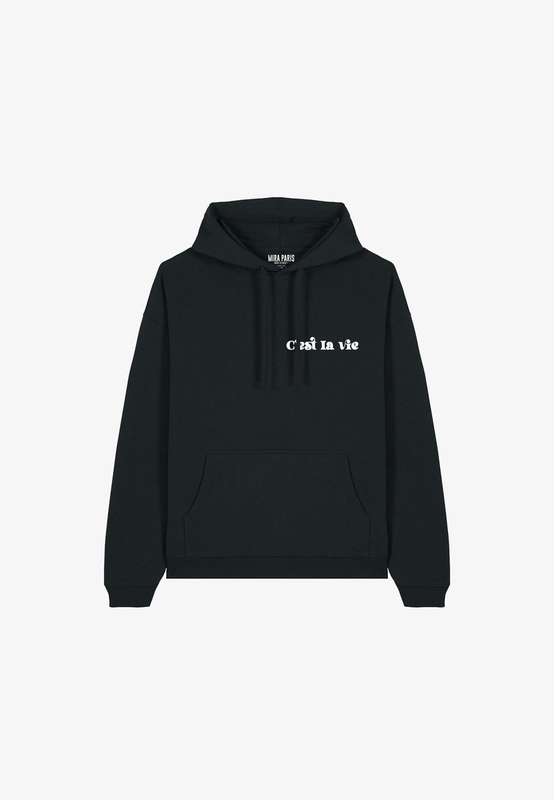 Černá mikina vyrobená z bavlny, s přední klokaní kapsou a bílým textem "C'est la vie" na hrudi. Nastavitelná kapuce se šňůrkou.