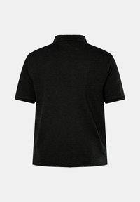 Černá polo tričko s krátkým rukávem a límečkem. Vyrobeno z měkké tkaniny, má jednobarevný design bez viditelných vzorů či ozdob.