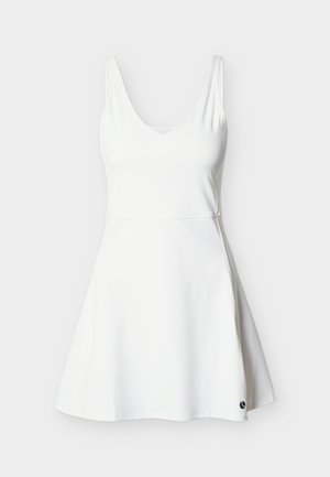 Bela obleka brez rokavov z V-izrezom in razširjenim krilom, z majhnim črnim logotipom blizu roba na desni strani.