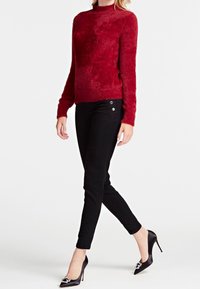 Guess Stickad tröja - red