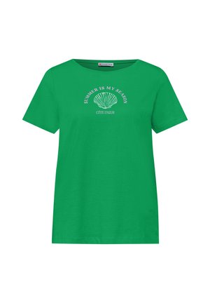 Grünes T-Shirt mit kurzen Ärmeln und rundem Ausschnitt, mit einer weißen Muschel-Grafik und den Texten „SUMMER IS MY SEASON“ und „CÔTE D'AZUR“ auf der Brust.