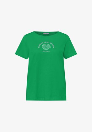 Camiseta verde de manga corta con cuello redondo, con un dibujo blanco de una concha marina y el texto "SUMMER IS MY SEASON" y "CÔTE D'AZUR" en el pecho.