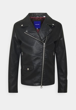 Czarna kurtka motocyklowa z eko skóry z asymetrycznym przednim zamkiem błyskawicznym, kołnierzem na zatrzaski, zamykanymi suwakami bocznymi kieszeniami oraz czerwoną podszewką wewnętrzną.