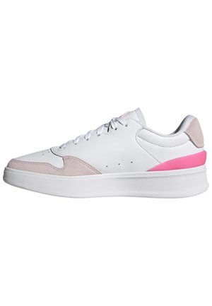 Witte lage sneaker met beige suède accenten, roze hiel detail en dikke witte zool, gezien vanaf de buitenkant tegen een witte achtergrond.