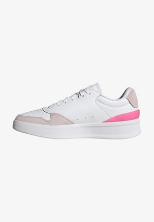 Biały niski sneaker z beżowymi zamszowymi akcentami, różowym detalem na pięcie i grubą białą podeszwą, widoczny od zewnętrznej strony na białym tle.