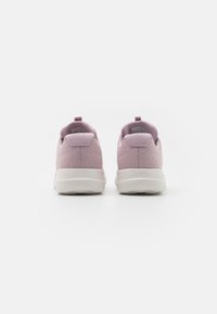 Sneaker viola chiaro con tomaia in tessuto testurizzato e suola in gomma bianca. Include un linguetta sul tallone per una facile vestibilità.