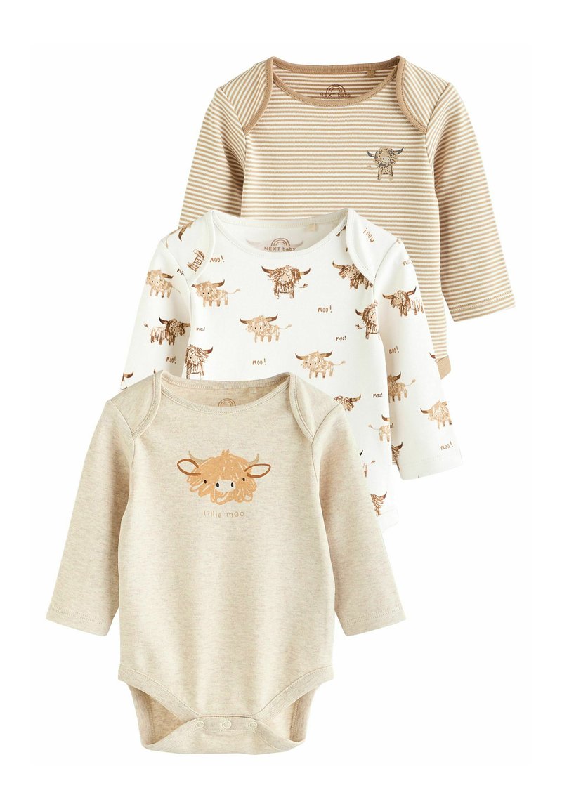 Tre babydragter: en beige med en ko-graphic, en vit med ko-motiv, och en randig beige och krämfärgad med en liten brodering.