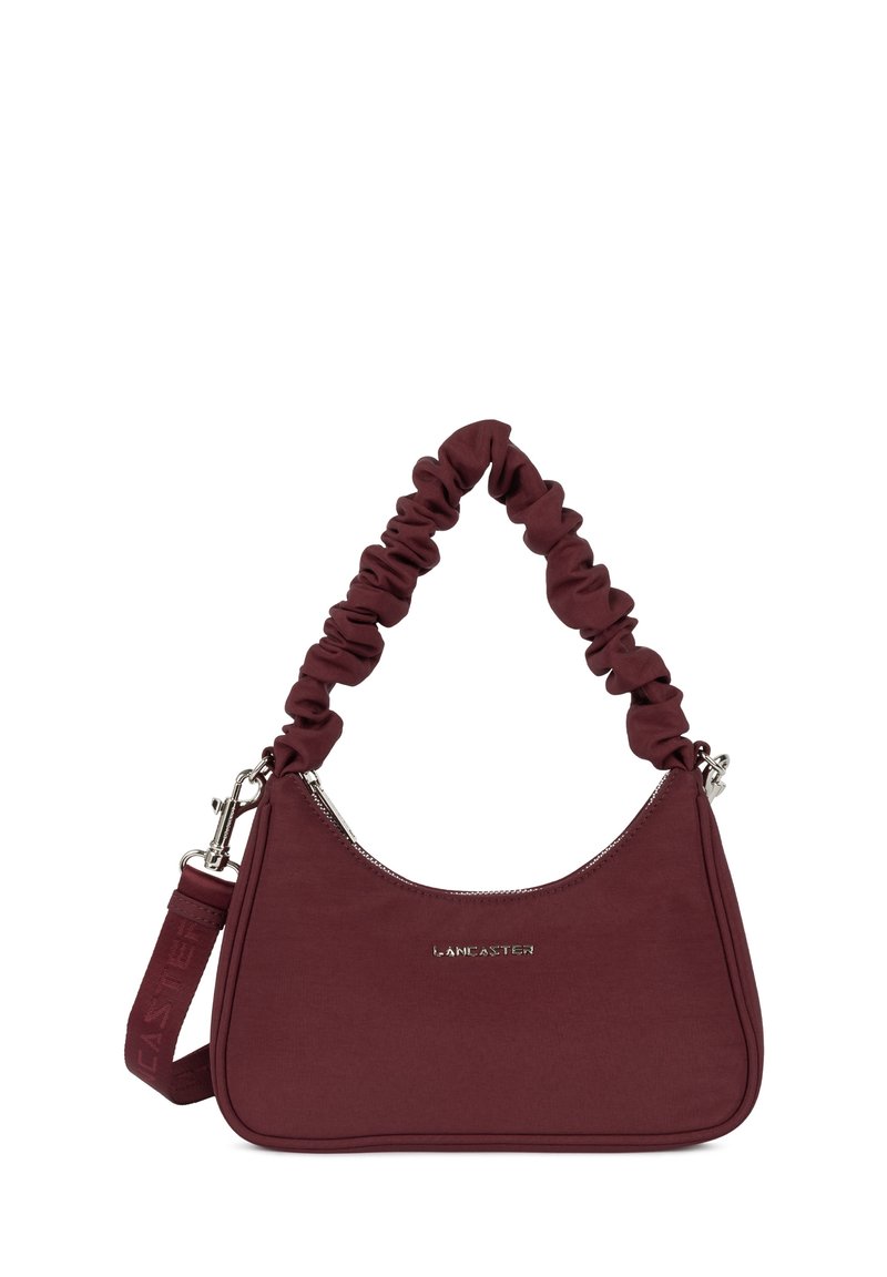 Borsa a tracolla in tessuto bordeaux con manico arricciato, hardware metallizzato e logo impresso. Presenta una chiusura con zip e una tracolla regolabile.