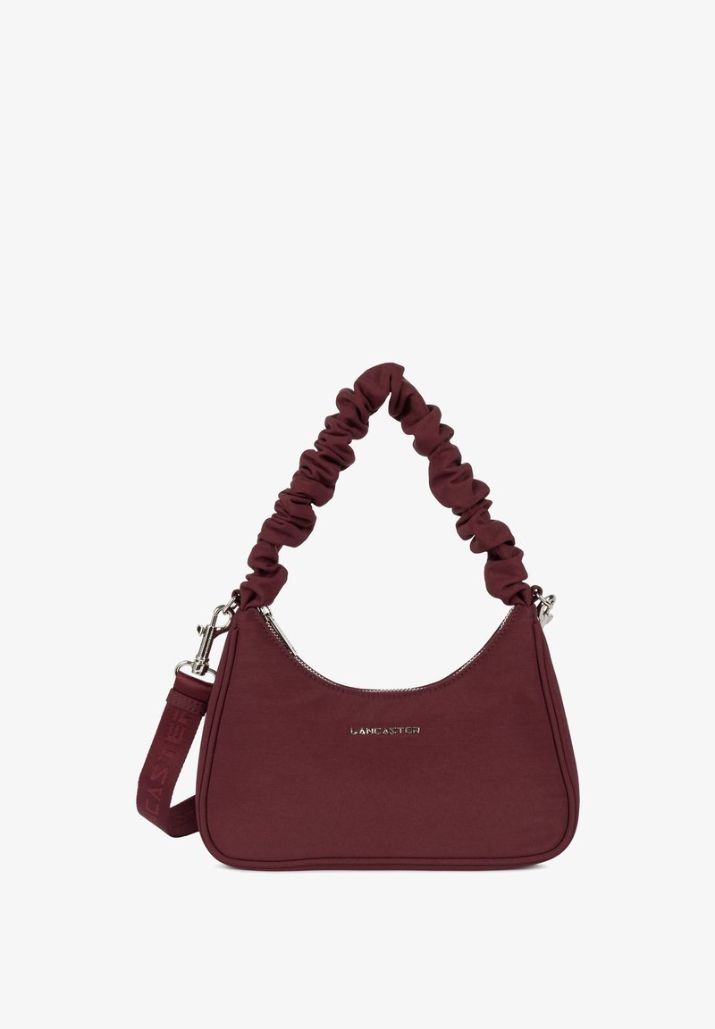 Borsa a tracolla in tessuto bordeaux con manico arricciato, hardware metallizzato e logo impresso. Presenta una chiusura con zip e una tracolla regolabile.