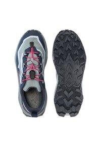 Γκρι και ναυτικό παπούτσι πεζοπορίας με ροζ ελαστικά κορδόνια δίπλα σε μαύρη σόλα με έντονο πέλμα που δείχνει βαθύ σχέδιο του πέλματος.