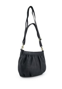 Schwarze Lederhandtasche mit einem weichen, gerafften Design. Verfügt über verstellbare Riemen und Messingbeschläge für zusätzliche Haltbarkeit. Glatte Textur.