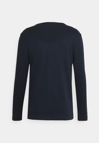 Dug rukav T-shirt u tamnoplavoj pamučnoj boji. Jednostavan dizajn s okruglim izrezom i bez vidljivih uzoraka ili ukrasa.