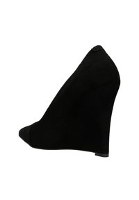 Scarpa con tacco a cuneo nero e punta appuntita, realizzata in un materiale morbido e testurizzato. Silhouette elegante con una finitura liscia.