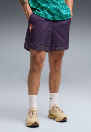 Puma, PORTUGAL  X SALEHE BEMBURY KING SHORTS - Korte broeken - deep plum