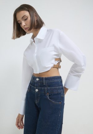 Calliope CROP CON FIBBIE LATERALI  - Hemdbluse - bianco