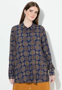 Camicia a maniche lunghe di colore navy con un motivo ornato in oro e bordeaux, dotata di chiusura a bottoni e colletto.