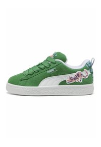 Zelené semišové sneakersy s bílou gumovou podrážkou, které mají zelené tkaničky, ozdobnou grafiku leopardího vzoru v růžové a modré barvě a kulatou špičku.