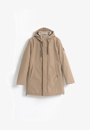 Parka impermeable beige con capucha, dos bolsillos laterales, cordones ajustables y un acabado liso y mate.