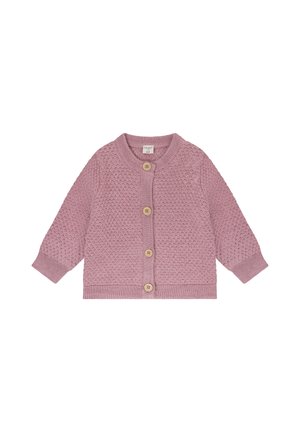 Gilet bébé rose clair avec motif en maille texturée, manches longues, poignets et bas côtelés, et quatre grands boutons en bois sur le devant.