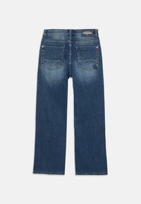 Jean en denim bleu foncé avec une coupe droite, présentant des poches arrière, une taille mi-haute et des dégradés subtils le long des jambes. Étiquette de la marque Vingino sur la ceinture.