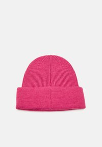 Cappello beanie a coste rosa con risvolto e parte superiore arrotondata, caratterizzato da una finitura textured in tutto il suo insieme.