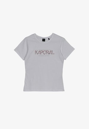 Witte katoenen t-shirt met korte mouwen en een ronde hals. Voorzien van rode graphic tekst "KAPORAL" en "DREAM BELIEVER" op de voorkant.