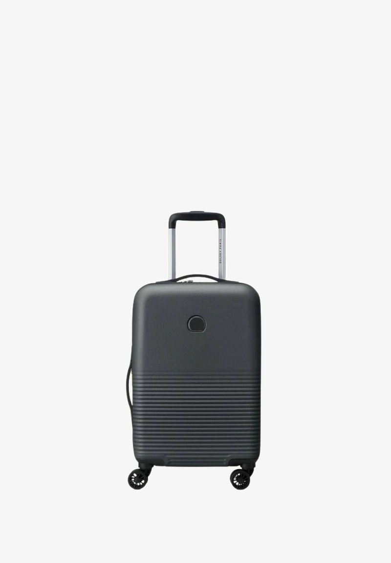 Valigia rigida di colore grigio scuro con righe orizzontali, manico telescopico superiore e quattro ruote nere per la mobilità.