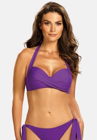 Fioletowy kostium kąpielowy z teksturowanym krojem na górze, z wiązanymi ramiączkami typu halter oraz ozdobnymi akcentami po bokach na dole. Gładki materiał.