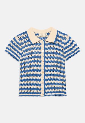 Cardigan en maille à manches courtes avec rayures horizontales bleu et blanc, col crème, ouverture à boutons et bords festonnés.