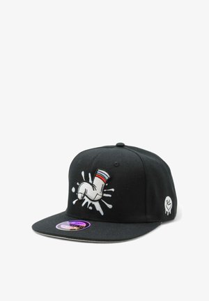 Musta snapback-lippis, jossa on kirjailtu kuva kädestä ja roiskeista. Lippalakin reunassa on violetti tarra ja sivussa logo.