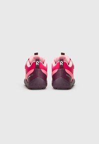 Un paio di scarpe da atletica rosa e viola scuro viste da dietro su uno sfondo bianco, che mostrano il nome del marchio e le suole testurizzate.