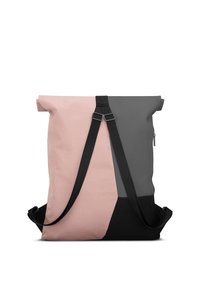 Rulltoppsryggsäck i rosa, grått och svart; har justerbara svarta remmar och en sidodilning; tillverkad av slitstarkt tyg.