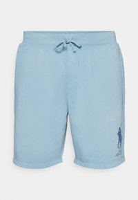 Světle modré volné šortky s proužkovaným pasem a malým tmavě modrým logem polo hráče na dolní levé noze.