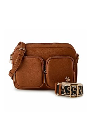 Braune Umhängetasche aus genarbtem Leder mit zwei vorderen Reißverschlusstaschen und abnehmbarem beige-schwarzem verstellbarem Canvas-Riemen.