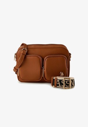 Bolso bandolera de cuero marrón texturizado con dos bolsillos frontales con cremallera y correa ajustable de lona beige y negra desmontable.