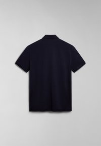 Polo in blu navy, maniche corte, con colletto a coste e texture liscia; design minimalista senza loghi o motivi visibili.