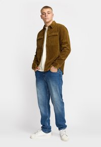 REVOLUTION Skjorter - dustbrown