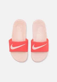 Nike slide sandaler i rosa med en lyst rød stropp, med en teksturert såle og hvit logo, designet for komfort og uformell bruk.