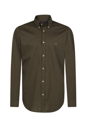 Camisa de manga larga de color verde olivo oscuro, hecha de una tela suave, con un cuello abotonado, botones en la parte frontal y un sutil logo bordado en el pecho.