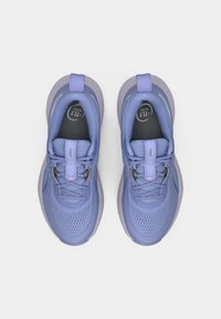 Lilla spordijalatsid võrkmaterjalist pealiskihiga, polsterdatud keelega, helkivate detailidega ja pehmendusega tallaga, millel on paelad kindlaks kinnitamiseks.