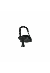 Zwarte slingback-hak met een smalle hoge hak en een verstelbare band. Glad lederen textuur met een ronde neus en minimale ontwerpelementen.