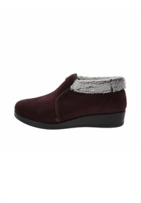 Stivaletti alla caviglia in suede bordeaux con colletto in pelliccia sintetica grigia, pannelli elastici laterali e suola a cuneo nera per comfort e supporto.