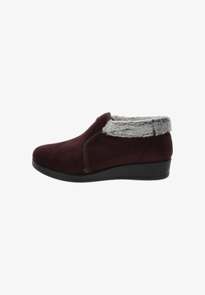 Stivaletti alla caviglia in suede bordeaux con colletto in pelliccia sintetica grigia, pannelli elastici laterali e suola a cuneo nera per comfort e supporto.