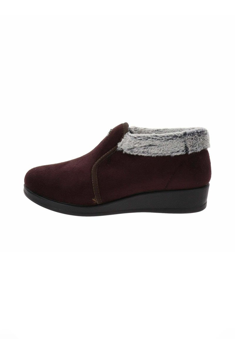Stivaletti alla caviglia in suede bordeaux con colletto in pelliccia sintetica grigia, pannelli elastici laterali e suola a cuneo nera per comfort e supporto.