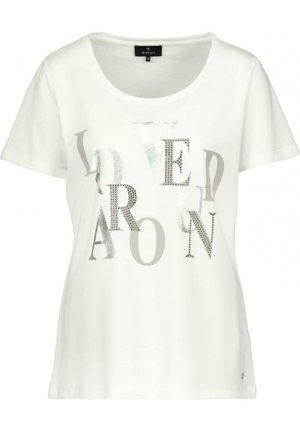 Valkoinen lyhythihainen T-paita pyöreällä pääntiellä, koristeltu hopean- ja beigen sävyisillä kirjaimilla ja strasseilla, jotka muodostavat hajanaisen tekstikuvion.