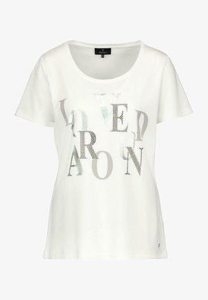 Maglietta bianca a maniche corte con scollo rotondo, decorata con lettere miste color argento e beige e strass che formano un design testuale sparso.